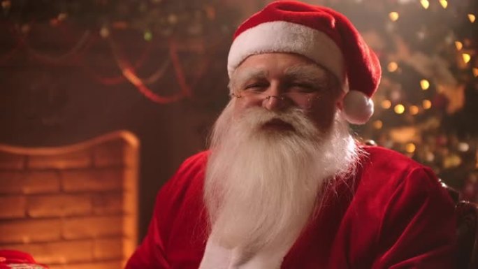 可爱的圣诞老人在北极的肖像，打扮得像巫师的老人正亲切地看着相机