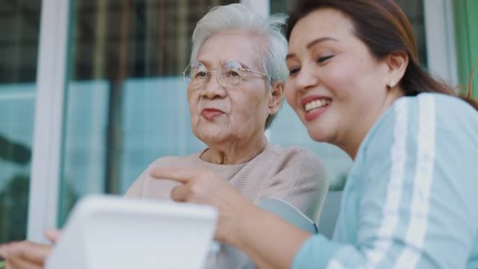 女性在家检查老年患者的血压