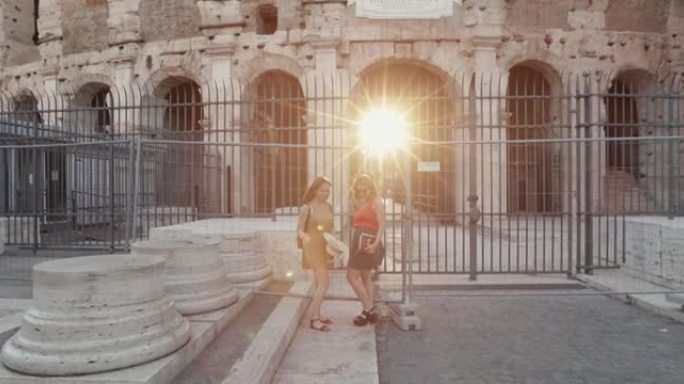 夏季罗马的旅游女性: 体育馆