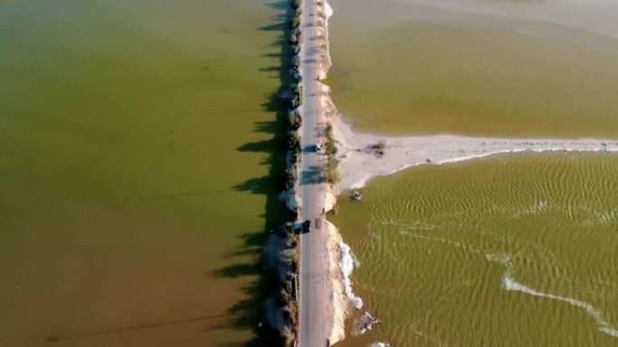 空中无人机拍摄了通往沿海度假小镇的道路