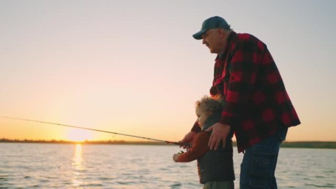 老渔夫在教他的孙子钓鱼-ro，大自然中的幸福家庭，在河上钓鱼