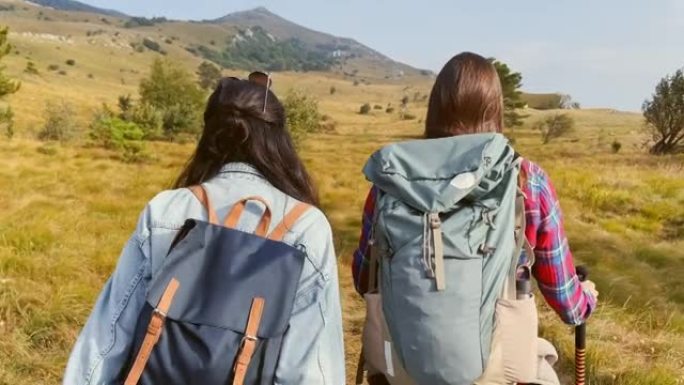 两名年轻女子徒步爬上草山