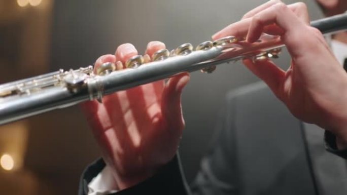 长笛在才华横溢的音乐家手中，长笛手在歌剧院或爱乐音乐厅演奏经典音乐