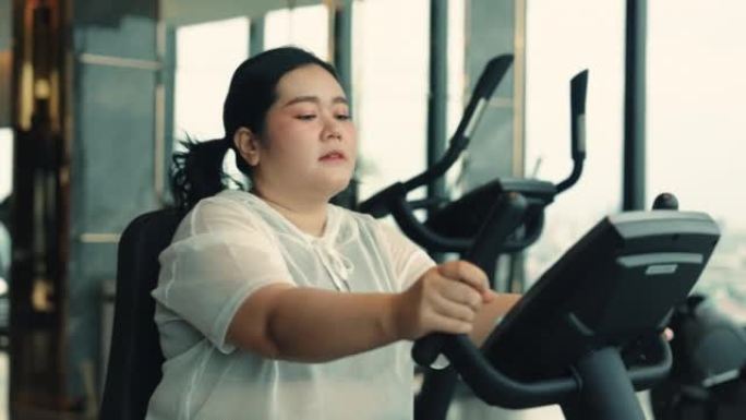 亚洲女性在椭圆机上锻炼