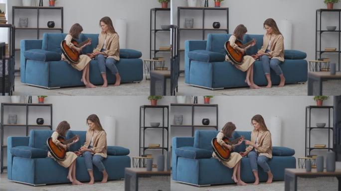 女人在教女儿弹吉他，周末在家上音乐课，家庭周末在家