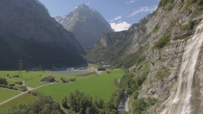 空中无人机拍摄了郁郁葱葱的山谷和瀑布前景