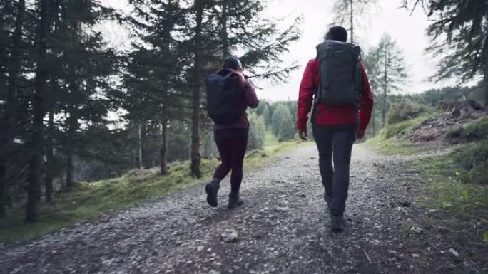 多洛米蒂山上的冒险: 情侣户外徒步旅行