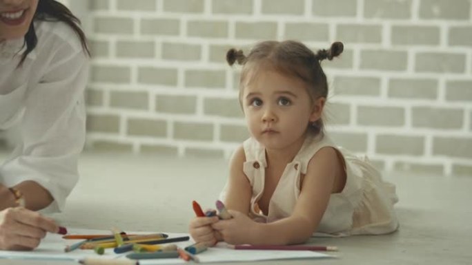 可爱的小女孩在纸上绘画艺术