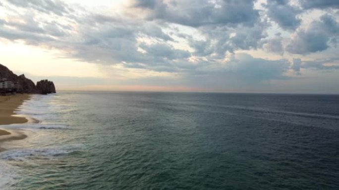 海岸线和太平洋冲浪的空中风景