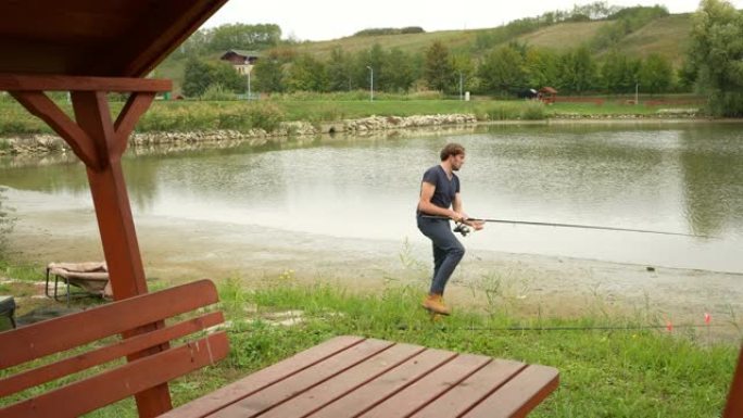垂钓者在钓鱼湖中铸造，离开了他的鱼竿