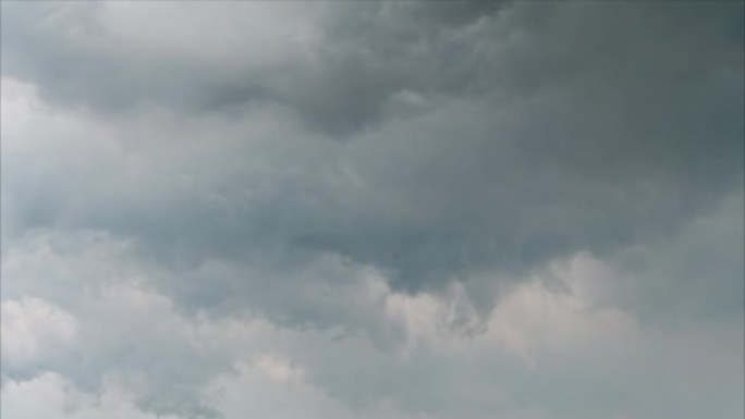 4k延时镜头雨云在下雨前在天空中移动，乌云像画一样滚动穿过天空。