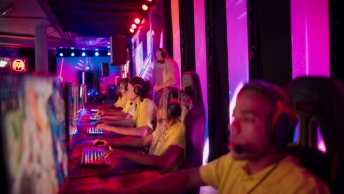 多样化的黄色职业玩家团队与教练和非洲民族领导人在电子游戏电子竞技冠军竞争