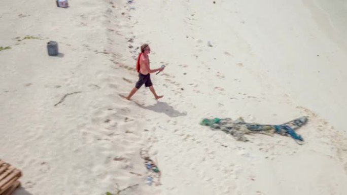 空中无人机拍摄了一名男子走向大海并望着外面的镜头