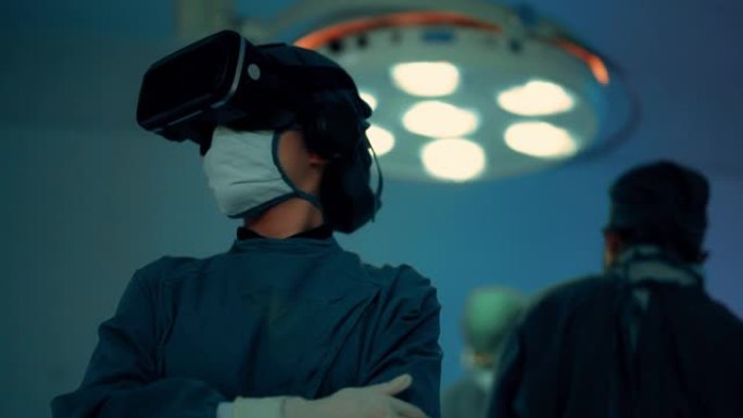 专业外科医生使用VR技术使手术顺利进行。