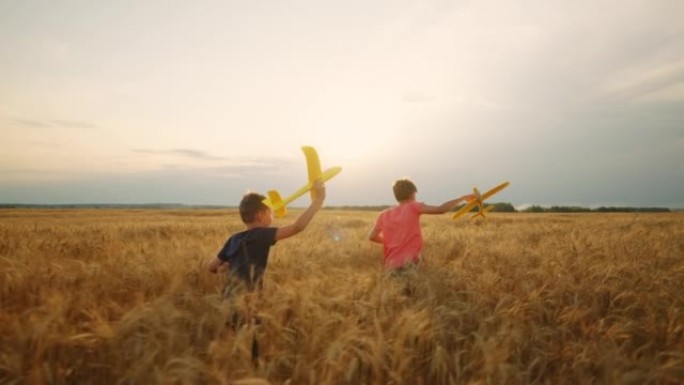 在夏季或秋季，孩子们在成熟的麦田里玩耍，小男孩奔跑和玩耍