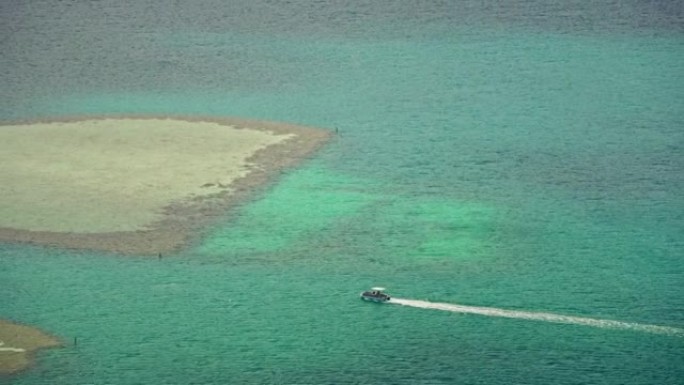 瓦胡岛卡哈卢乌附近海域的空中船，背景中看到环礁