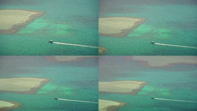 瓦胡岛卡哈卢乌附近海域的空中船，背景中看到环礁