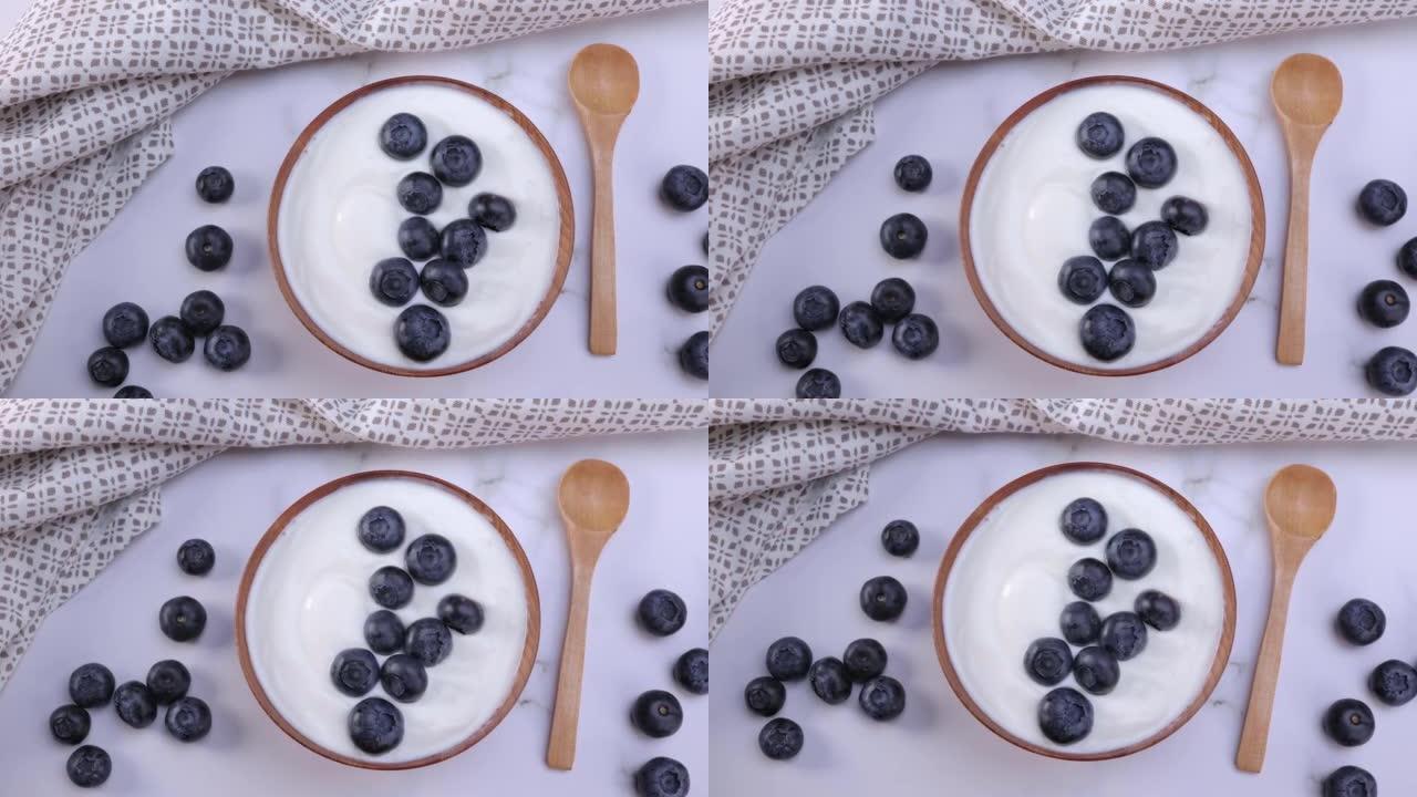 木碗蓝莓希腊酸奶