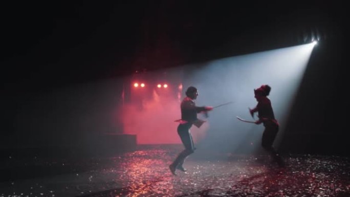 马戏场上的剑斗伴随着美丽的红色灯光在雾中，五彩纸屑飞舞，慢动作