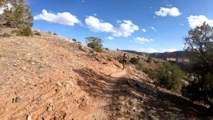 山地自行车沙漠路径的第一人称视角