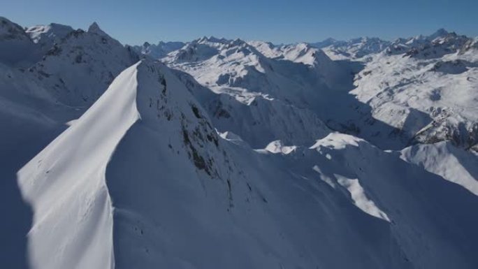 空中无人机拍摄了阿尔卑斯山的雪山景观