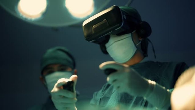 外科医生团队使用医学技术。