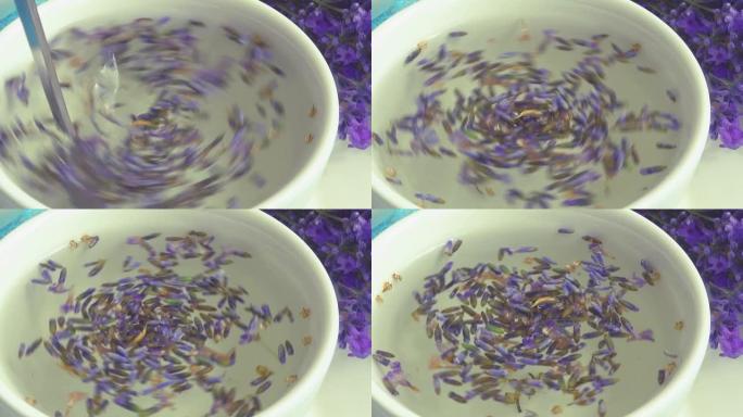 复古木制背景上的淡紫色鲜花茶。茶是在杯子里用热水冲泡的。