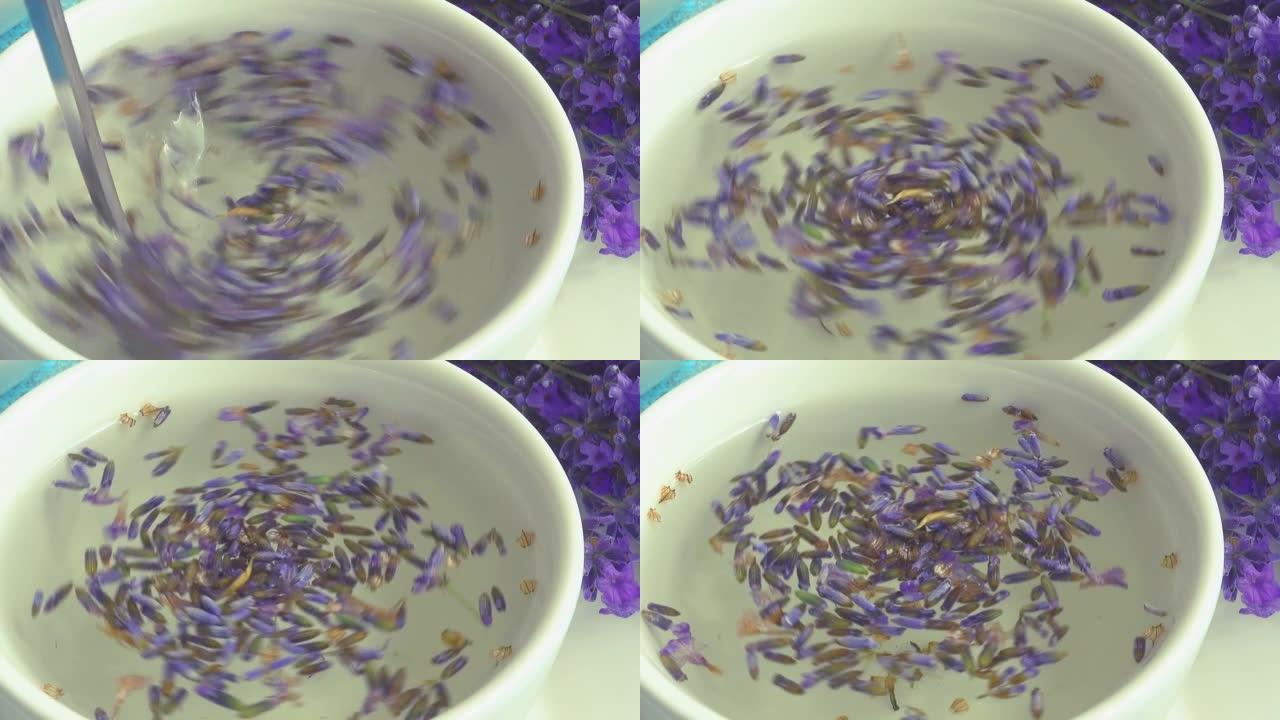 复古木制背景上的淡紫色鲜花茶。茶是在杯子里用热水冲泡的。