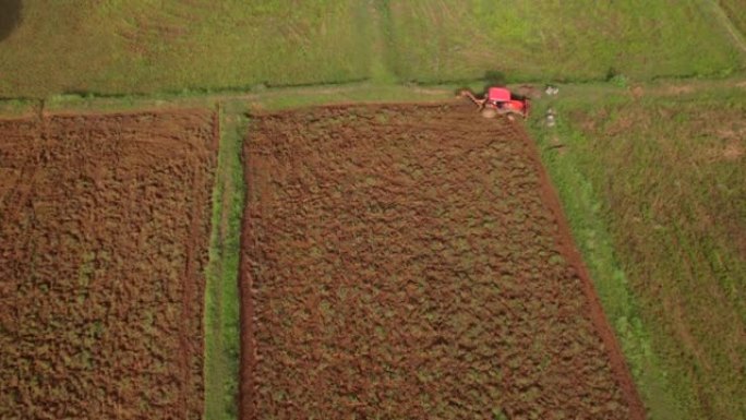 鸟瞰图，农业用拖拉机调整耕作表土。