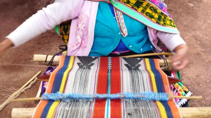 印加妇女编织羊驼毛