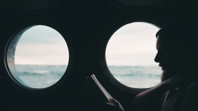 一艘航行在海上的船的舷窗上的人