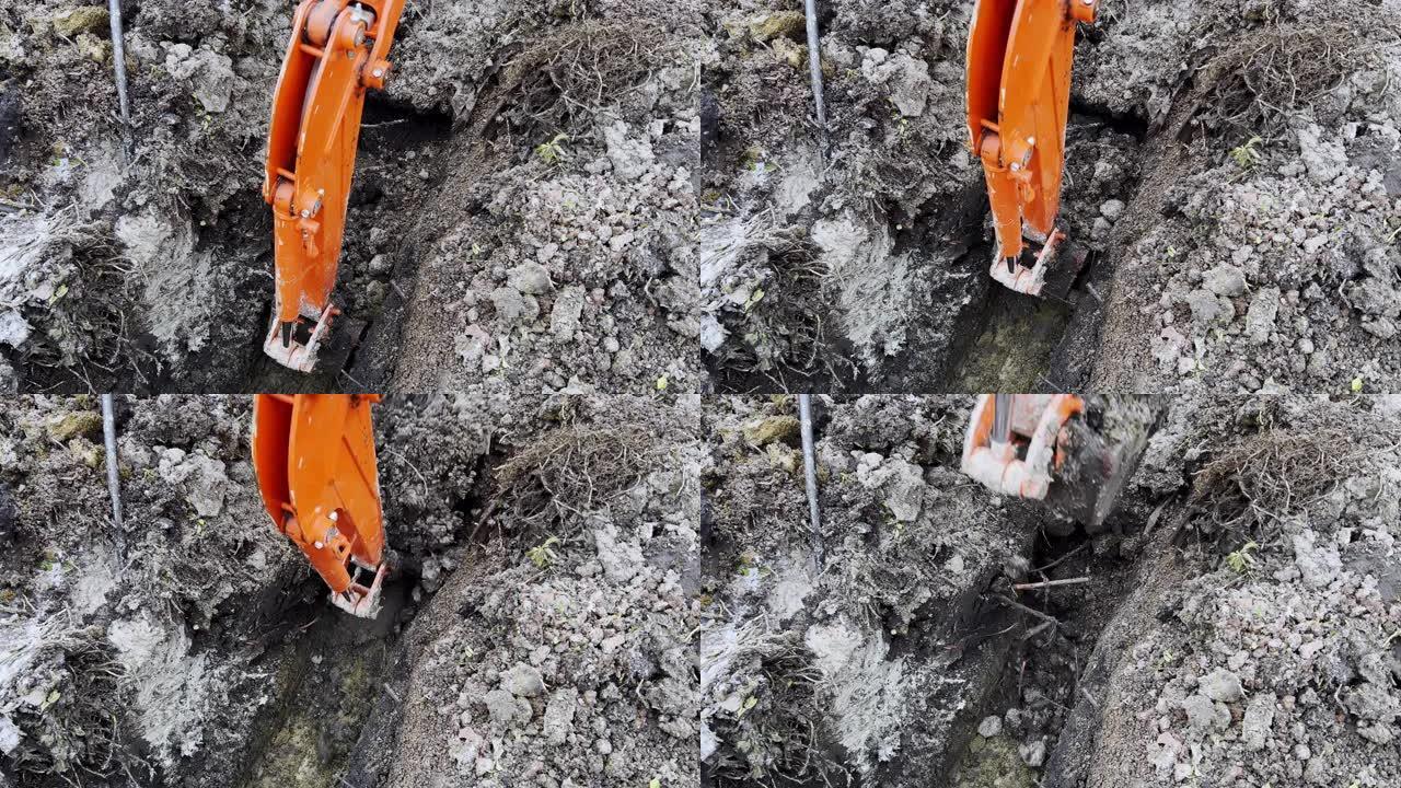 一桶挖掘机在冬季从地面上获取土壤。特写镜头