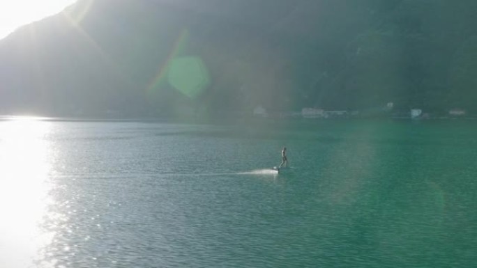 在平静的湖上滑行的人包围了我的山脉