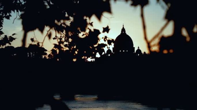 日落时罗马的城市景观，圆顶，天际线和台伯河