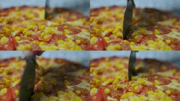 用圆刀切披萨的特写镜头。切成碎片。慢动作