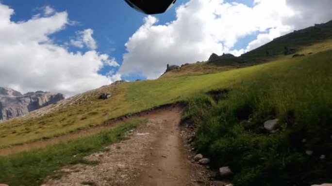 白云岩上的POV山地自行车的观点: 户外运动