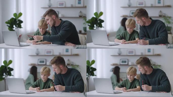 年轻的大胡子父亲教一个孩子的儿子在家一起在线学习时正确书写和握笔