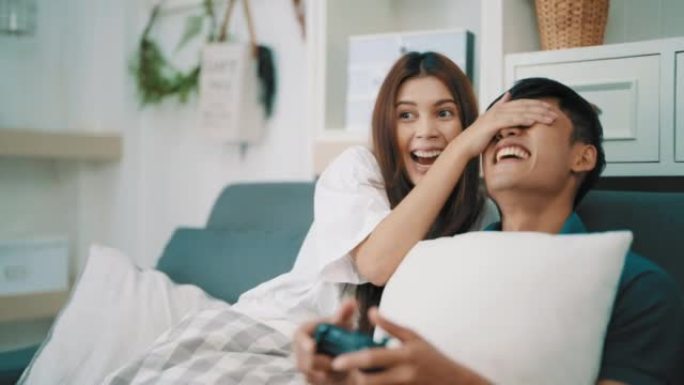 快乐的年轻夫妇在家里一起玩电子游戏