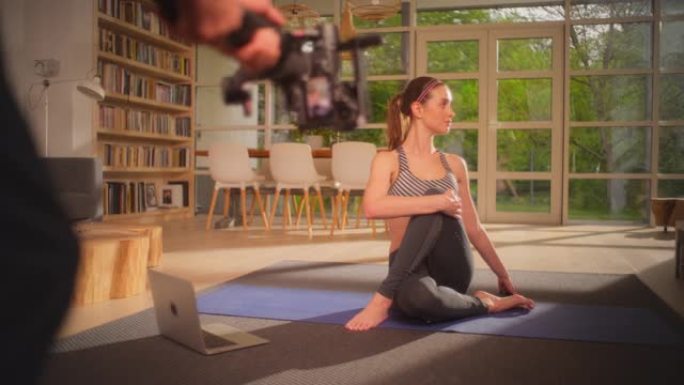 女运动员在家在瑜伽垫上锻炼。用相机制作教程。脊柱扭曲