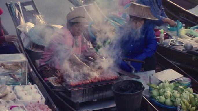 人们在泰国浮动市场烹饪食物