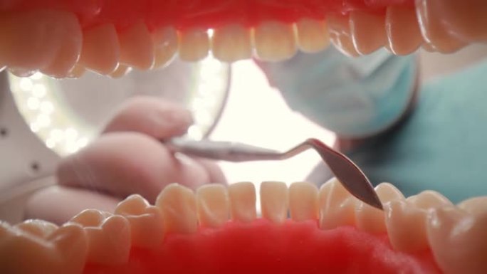 牙科诊所牙医预约的病人。从牙颌内部看。