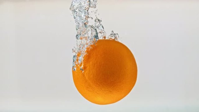 SLO MO LD整个橙色掉入水中白色背景