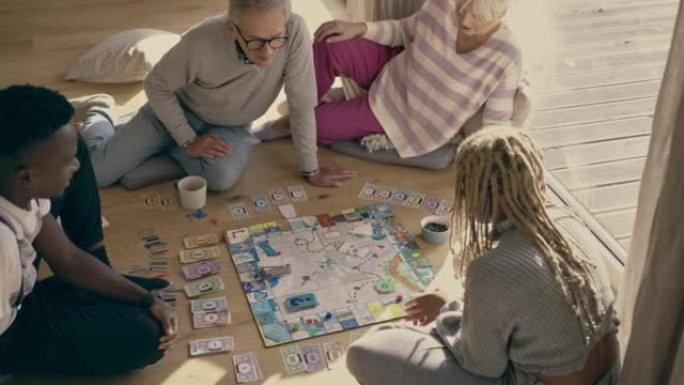 多元化的家庭，非裔美国人的孩子一起在地板上玩棋盘游戏