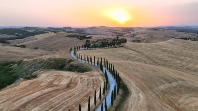 美丽的著名位置风景日落曲线树木和农业农田收获后在意大利佛罗伦萨瓦尔奥西亚的托斯卡纳，从文艺复兴时期的