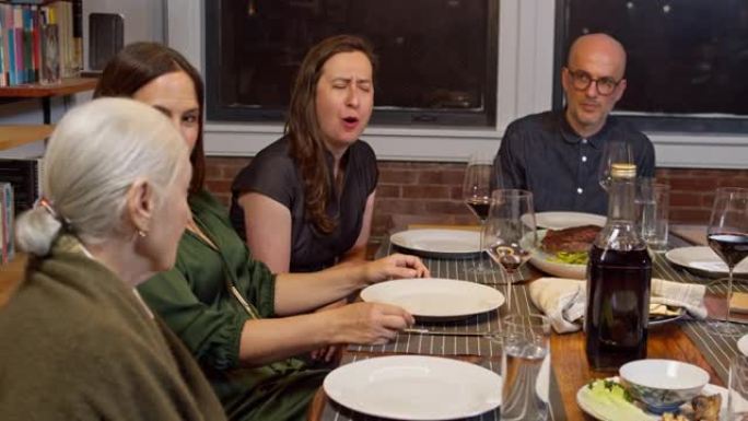 逾越节晚餐前，犹太家庭在餐桌上聊天
