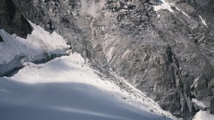 雄伟的尖峰。雪山景观