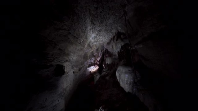 探索意大利北部的一个洞穴