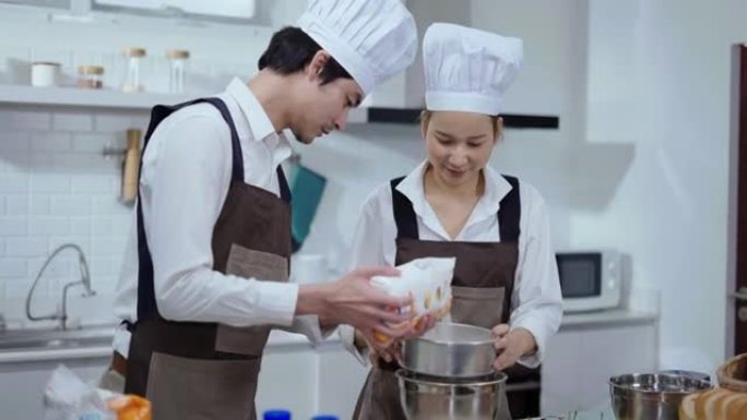 年轻夫妇筛面粉，为面包店做面团