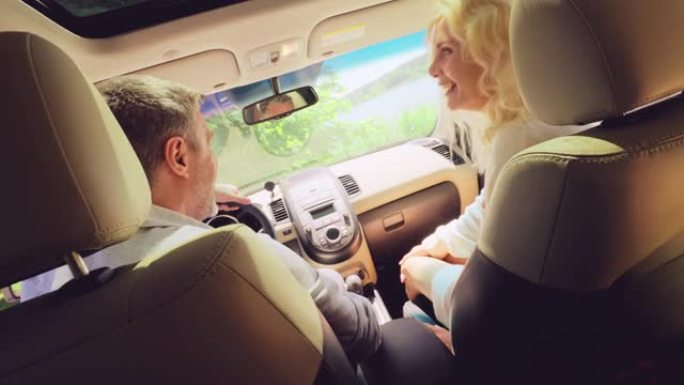 幸福的夫妇在车里交谈，亲密关系，沟通