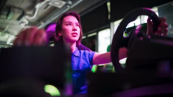 带方向盘的职业游戏锦标赛设置。玩赛车游戏的Esport girl gamer